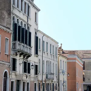 ** Konukevi Canal Riva De Biasio İtalya